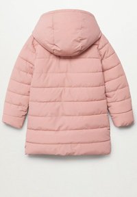 Růžový prošívaný kabát s kapucí, s horizontálním prošíváním a elastickými manžetami. Hladký textilní materiál, střední délka vhodná pro chladnější počasí.