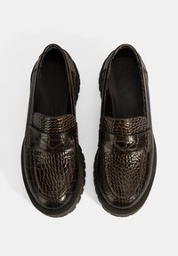 Bruine loafers met krokodillenpatroon en glanzende afwerking, met een instapontwerp en een gestructureerde bovenkant, op een robuuste zwarte zool.