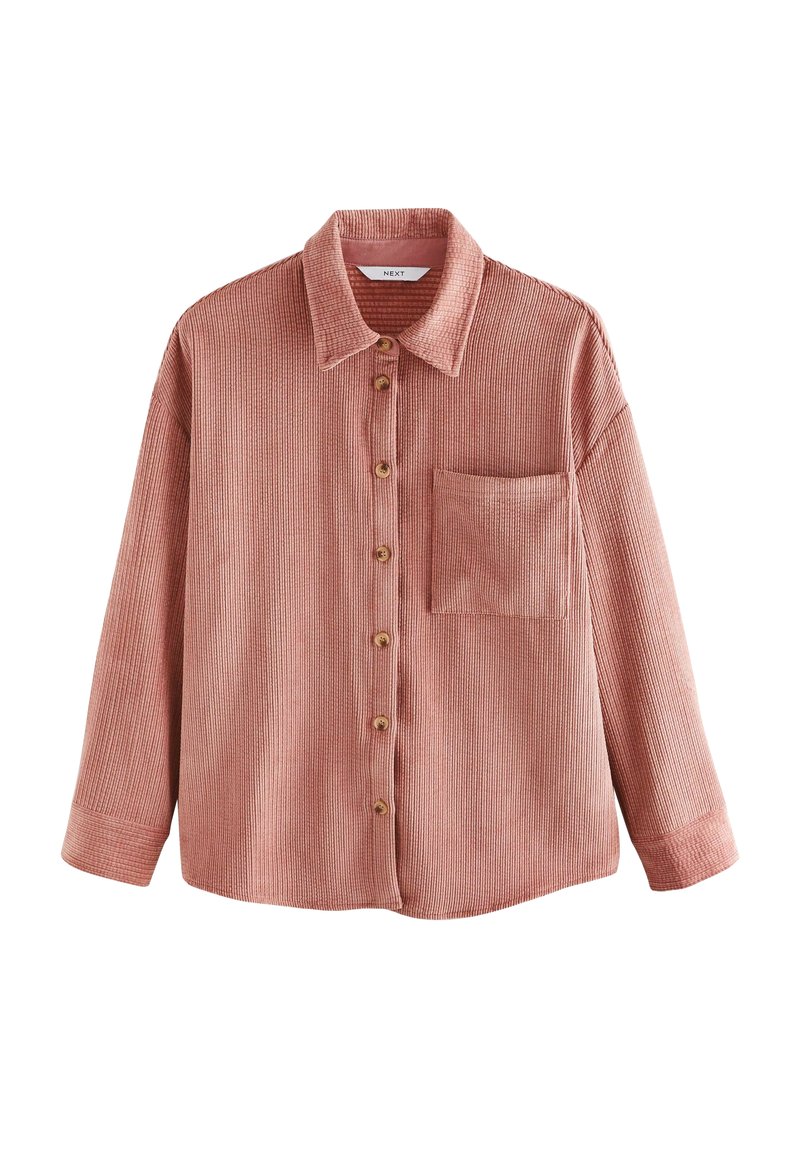 Rode ribfluwelen blouse met een kraag, knopen aan de voorkant, een enkele borstzak en lange mouwen. Bevat houten knoopaccenten.