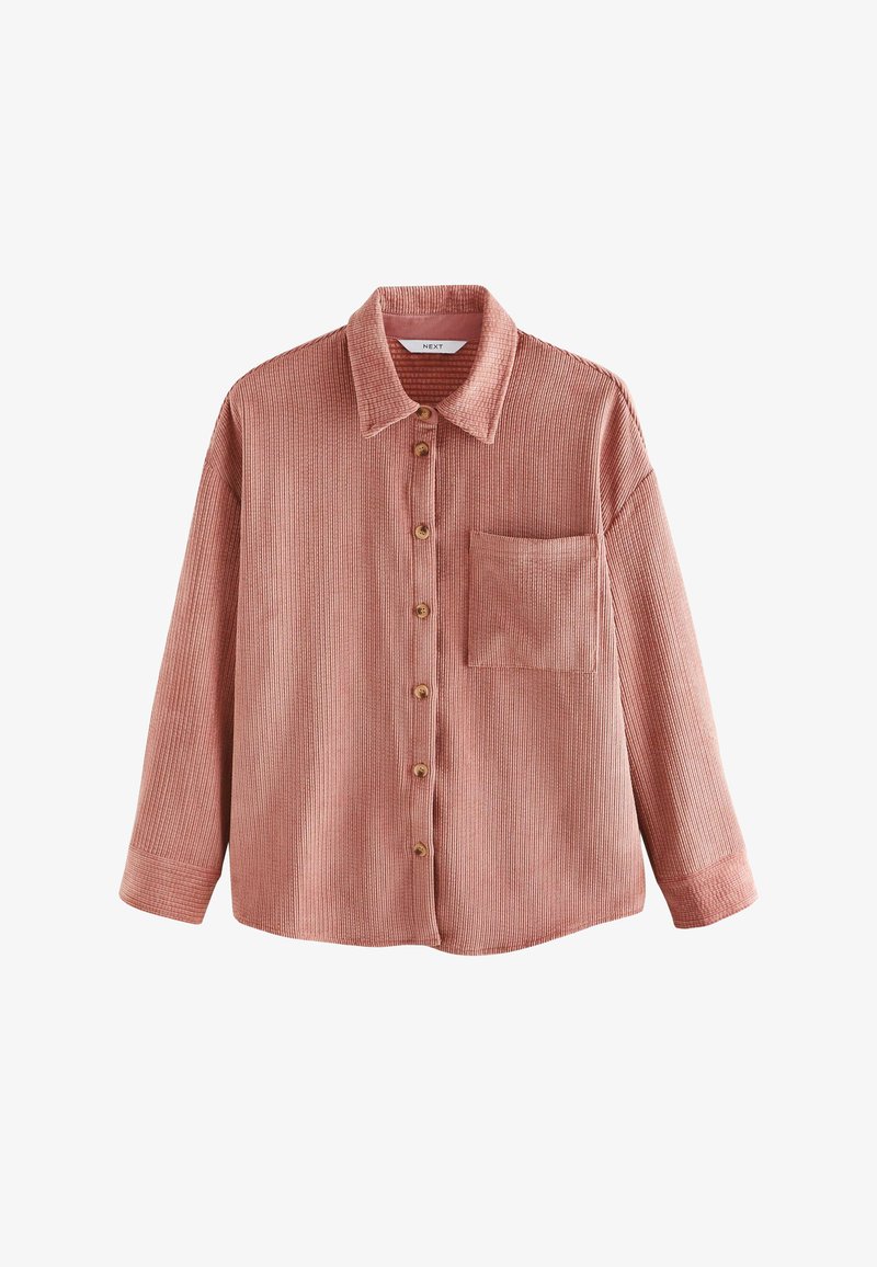 Rode ribfluwelen blouse met een kraag, knopen aan de voorkant, een enkele borstzak en lange mouwen. Bevat houten knoopaccenten.