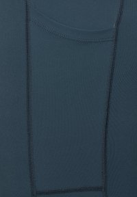 Marineblauwe sportstof met een gladde textuur, ingewikkelde stiksels en een geometrisch accent op het borstgebied.