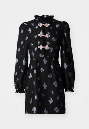 Rochie neagră cu mâneci lungi, voluminoase, guler volănțat, broderie florală în nuanțe de albastru și argintiu, prinsă cu cârlige decorative roz.