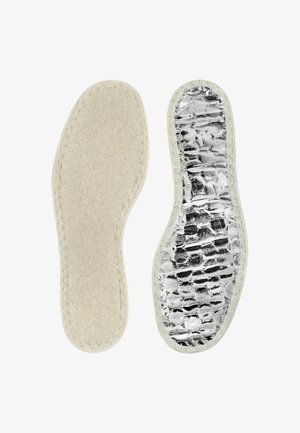 Du klasikiniai batų vidpadžiai, esančios šalia viena kitos; kairėje pusėje matoma minkšta smėlio spalvos veltinio paviršius, dešinėje pusėje - sidabrinis atspindintis folijos pamušalas.