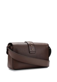Borsa a tracolla in pelle marrone con design piatto, dettagli in metallo dorato, tracolla regolabile e cuciture a contrasto lungo i bordi.