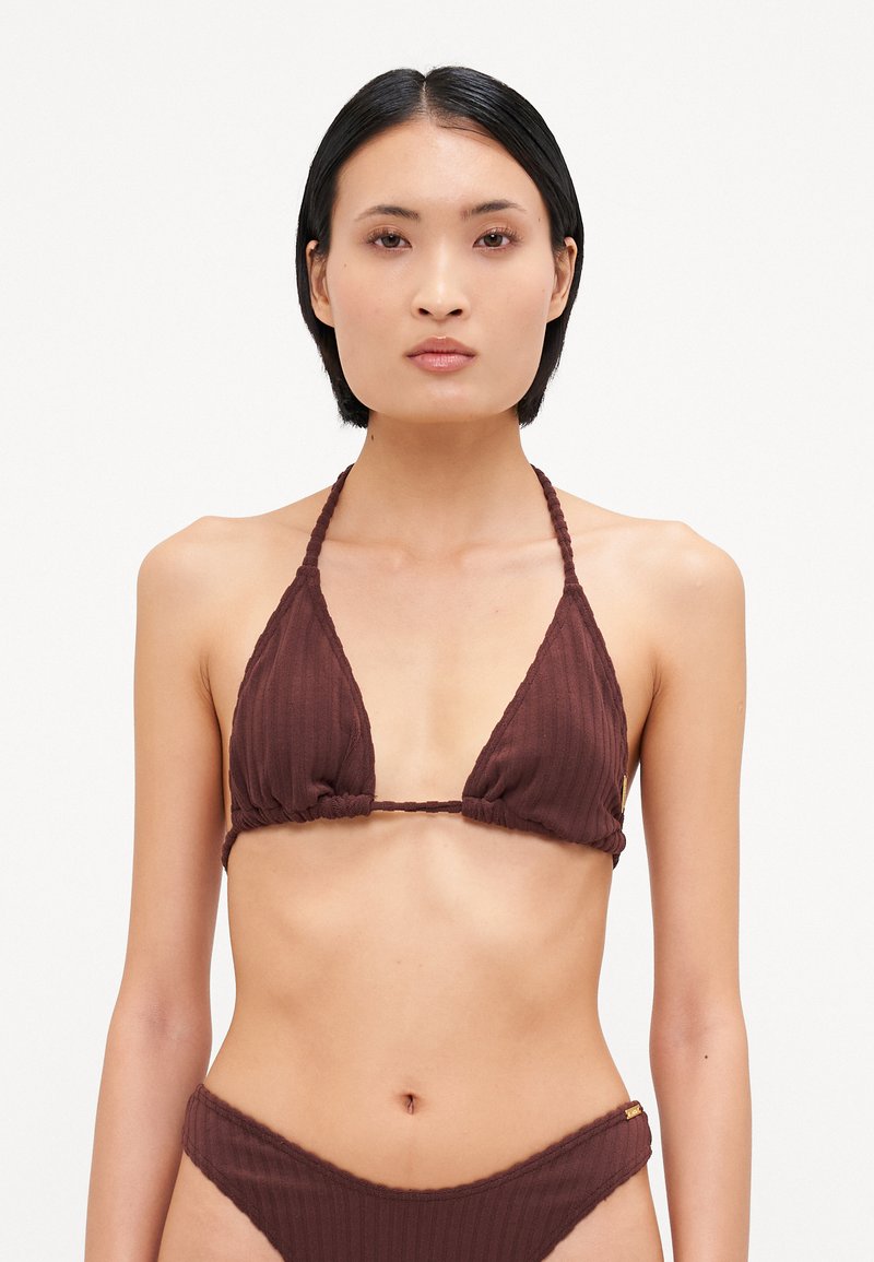 Brun ribbet bikini med trekantede kopper og knytelukning, med scalloped kanter og en gullfarget detalj på midjebåndet.