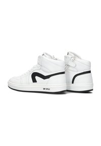 Witte hoge sneakers met zwarte accenten. Gladde leren bovenkant, veterfront, gewatteerde kraag en contrasterend logo ontwerp aan de zijkant.