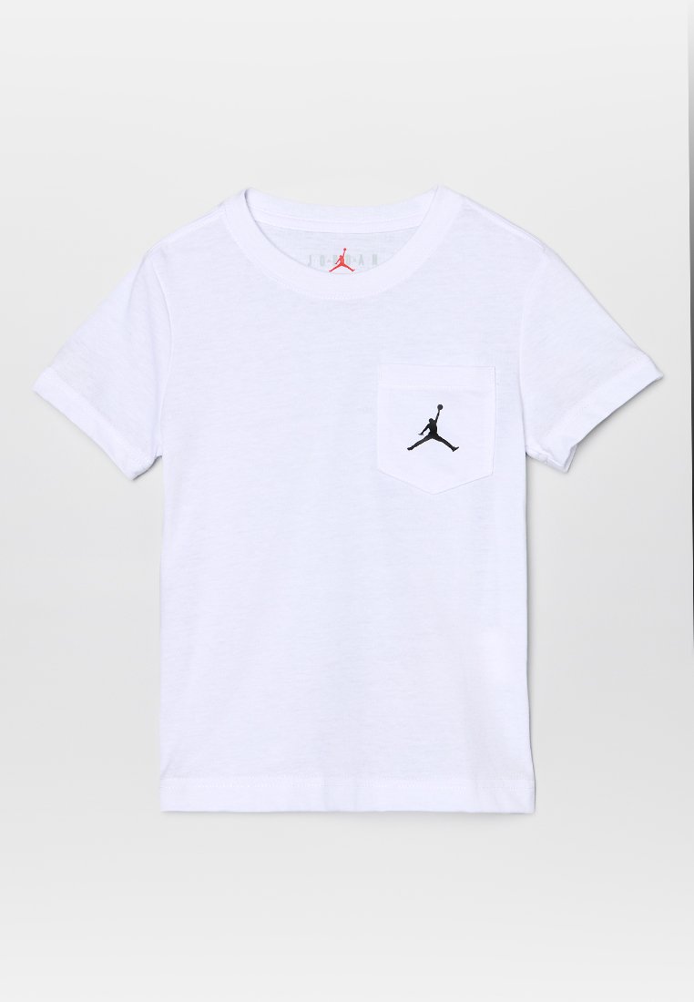 Biała bawełniana koszulka z krótkim rękawem, okrągłym dekoltem, z małym czarnym logo Jordana na kieszeni na piersi. Gładka tekstura.