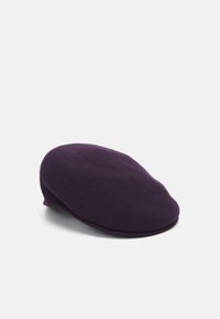 Berretto di lana viola scuro con forma rotonda e texture liscia, caratterizzato da una corona piatta e bordi morbidi, progettato per un indossare confortevole.