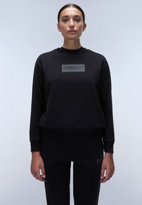 Felpa nera con collo a giro, vestibilità comoda e una patch logo testurizzata sul davanti. Realizzata in materiale morbido con polsi a costine.