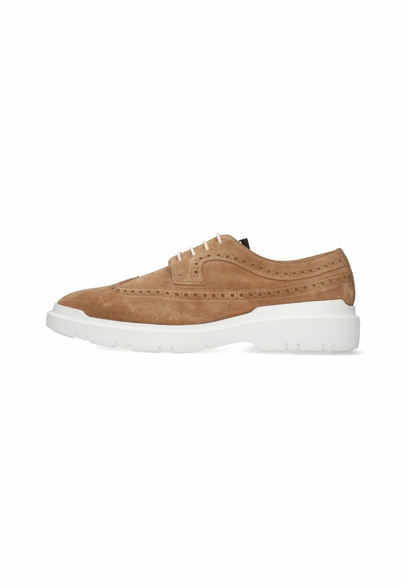 Scarpa in suede marrone con lacci e perforazioni a wingtip, suola in gomma bianca e dettagli testurizzati, con punta arrotondata e cuciture a contrasto.