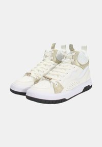 Sneaker alte in pelle bianca con accenti dorati e dettagli perforati, lacci piatti e una spessa suola in gomma nera.