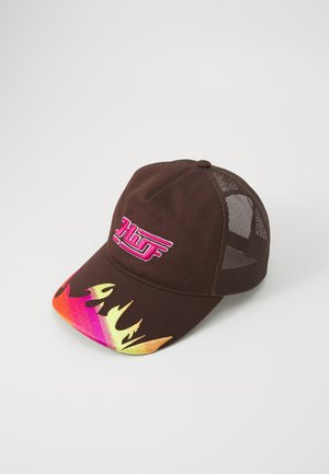 Braune Baseballkappe mit einem Mesh-Rücken, die ein pinkfarbenes gesticktes Logo und ein mehrfarbiges Flammenmuster auf dem Schirm zeigt.