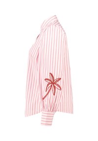 Gestreepte roze blouse met pofmouwen. Bevat rode borduursel van een palmboom op de linkermouw en een knoopdetail op de manchetten.