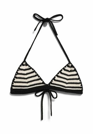 Zwart-wit gestreept gehaakt bikinitopje met driehoekige cups en dunne bindbandjes bij de nek en rug.