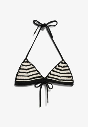 Haut de bikini au crochet à rayures noires et blanches, avec des bonnets triangulaires et de fines lanières à nouer au niveau du cou et du dos.