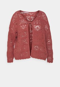 Sweter zapinany w kolorze rdzawym, z otwartym przodem, wiązaniem oraz skomplikowanymi wzorami koronkowymi o teksturowanym wykończeniu.