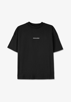 Juodas medvilnės marškinėliai, laisvo kirpimo, su apykakle, trumpomis rankovėmis ir mažyčiu baltu "PEGADOR" logotipu krūtinėje.