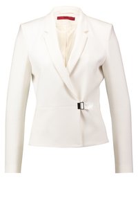 Blazer blanc cintré pour femme avec manches longues, revers crantés et petite fermeture à boucle à la taille.