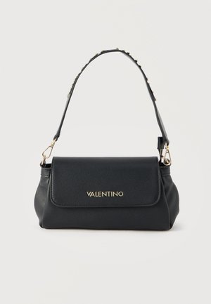 Schwarze Valentino Leder-Umhängetasche mit goldenem Logo auf der Klappe und mit Nieten besetztem Riemen, rechteckige Form mit abgerundeten Seiten.