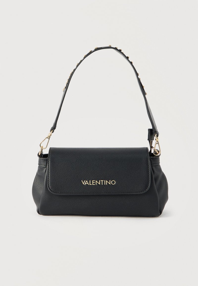 Μαύρη δερμάτινη τσάντα ώμου Valentino με χρυσό λογότυπο στο καπάκι και λουρί με τρουκς, ορθογώνιο σχήμα με στρογγυλεμένες πλευρές.