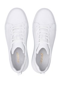 Weiße Sneaker mit einem glatten Leder-Obermaterial, runder Zehenpartie, strukturierten Akzenten, flachen Schnürsenkeln und einem dezenten Logo in Gold auf der Innensohle.