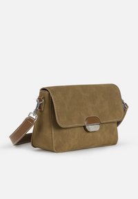 Borsa in suede marrone con chiusura a pattina magnetica, hardware in argento e tracolla removibile. Presenta cuciture a contrasto e una forma rettangolare.