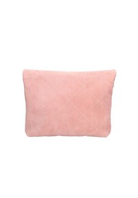 Pochette in suede rosa con un motivo a diamante trapuntato. Presenta una superficie liscia e angoli arrotondati; dimensioni non specificate.
