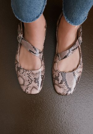 Next, REGULAR FIT - FOREVER COMFORT  - Ballerinasko m/ rem - new snake
