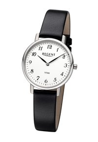 Montre analogique ronde avec un cadran blanc, des chiffres arabes noirs, un boîtier en acier inoxydable argenté et un bracelet en cuir noir.
