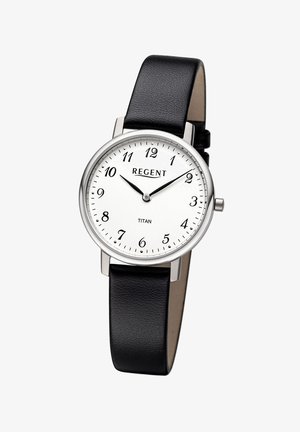 Montre analogique ronde avec un cadran blanc, des chiffres arabes noirs, un boîtier en acier inoxydable argenté et un bracelet en cuir noir.