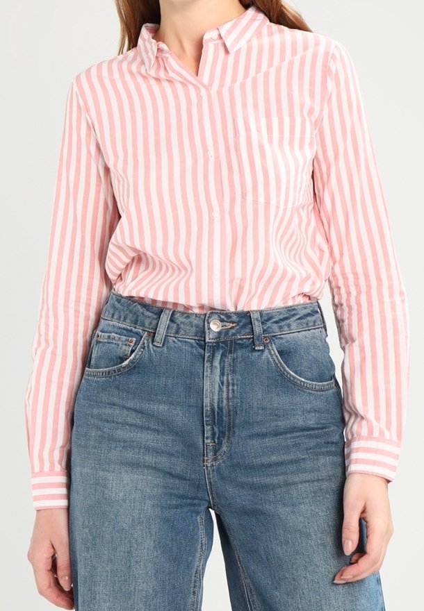 Ljusrosa och vita randiga skjorta med knappar, krage och en enstaka bröstficka, matchad med högmidjade blå denimjeans.