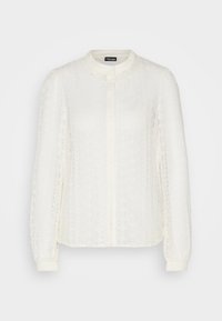 Vit blus med rund halsringning, långa ärmar, textil med struktur som har intrikata mönster, och knäppning framtill med knappar.