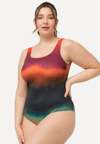 Maillot de bain une pièce avec un design dégradé passant du rouge au noir, en tissu doux et extensible avec de larges bretelles.