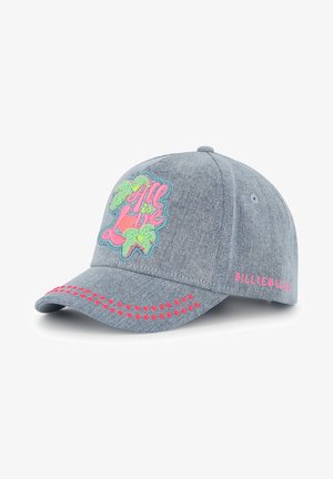 Cappellino da baseball in denim con testo ricamato in rosa e verde "All is Love", con borchie rosa lungo la visiera e un logo sul lato.