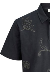 Zwart polo shirt van textuurstof met lichtgrijze bloemen- en handgraphics op de voorkant. Voorzien van een standaard kraag en knopen.