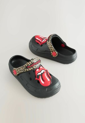 Zwarte Crocs met een panterpatroon band en een opvallend rood-zwart Rolling Stones tonglogo aan de voorkant. Lichtgewicht, gestructureerd materiaal.