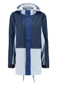 Long imperméable avec capuche et cordons, présentant des blocs de couleur bleu foncé et bleu clair ainsi qu'un rabat de fermeture à l'avant.