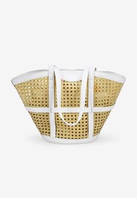 Bolso de tote de paja trenzada con un patrón de cortes geométricos, acentos de imitación cuero blanco, dos asas superiores, diseño de abertura amplia.