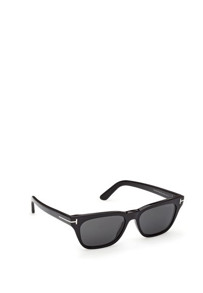 Ochelari de soare rectangulare negre, cu lentile întunecate și accente metalice subtile pe ramă, având brațe groase și un finisaj lucios.