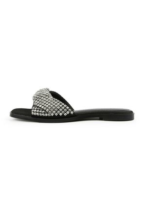Sandal plana negra con diseño de bandas cruzadas, que cuenta con una parte superior cubierta de rhinestones y una superficie suave. Suela de goma duradera para mayor tracción.