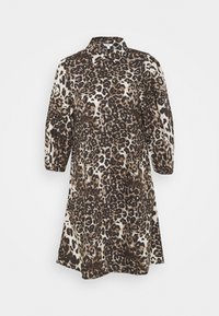 Leopardmönstrad klänning med krage, trekvartsärmar och lös passform. Tillverkad av mjukt tyg i beige, bruna och svarta toner.