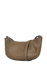 Borsa a spalla in pelle marrone con una finitura testurizzata, corpo curvo, chiusura con zip e tracolla regolabile; presenta un patch con logo impresso.