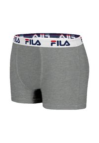 Boxer shorts gris en coton doux avec une ceinture blanche portant un logo FILA bleu et rouge. Texture lisse, design ajusté.
