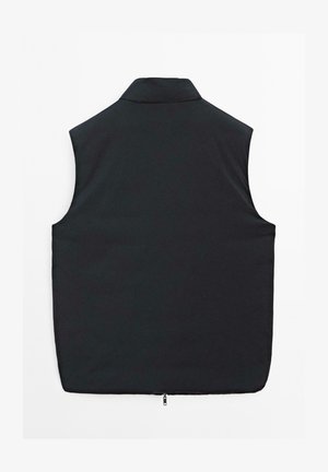 Czarna bezrękawnikowa kamizelka z wysokim kołnierzem i widocznym zamkiem na dole, przedstawiona z tyłu na białym tle.