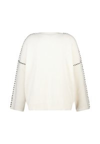 Witte ribgebreide trui met zwarte gedraaide steekdetails langs de schoudernaden en mouwen, getoond vanuit de achterkant.