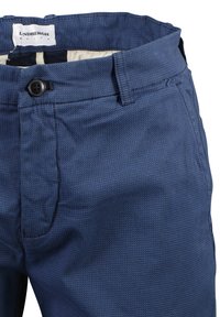 Pantaloni blu navy realizzati in tessuto strutturato, dotati di tasche anteriori, chiusura a bottone e etichetta all'interno della vita.