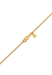 Goldene Kettenarmband mit gewundenem Design, einem sicheren Karabinerverschluss und einem kleinen Anhänger mit einem Logo. Glatte Textur im gesamten Armband.
