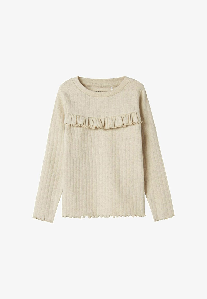 Lichtbeige langemouwtop met geribbelde textuur. Heeft een gerimpelde rand over de borst en een ronde halslijn. De randen zijn lichtjes rafelig.