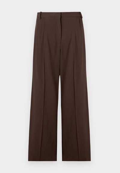 Pantalon taille haute marron foncé à jambes larges, avec plis sur le devant, passants pour ceinture et fermeture éclair dissimulée à l'avant.