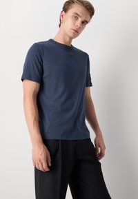 Calvin Klein Jeans BADGE REGULAR TEE - Základné tričko - ink